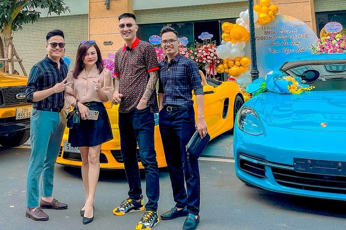 Dàn xe sang của Huấn Hoa Hồng bao gồm một chiếc Porche Panamera xanh da trời chưa ra biển, một chiếc Porsche khác màu vàng mang biển Sài Gòn, một chiếc Range Rover màu trắng và một chiếc Ford Ranger biển ngũ quý 5 dán decal vàng nổi bật.