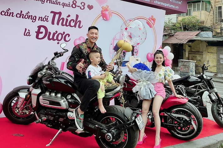 Ngoài dàn xe ôtô đắt đỏ, Huấn Hoa Hồng còn sở hữu hàng loạt xe máy, mô tô biển số đẹp, thậm chí mạ vàng và thường xuyên khoe lên mạng xã hội. Mới nhất chính là chiếc mô tô Triumph Rocket 3 trị giá gần 900 triệu đồng được vợ tặng đúng dịp 8/3.