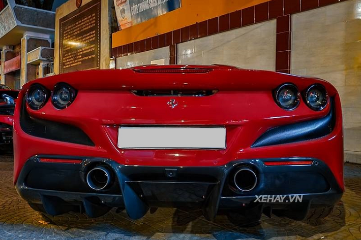 Trong khi đó, đuôi xe nổi bật nhất với cụm đèn hậu dạng LED thiết kế tròn quen thuộc nhà Ferrari cùng hệ thống ống xả đặt ở vị trí giống 488 và bộ khuếch tán gió cỡ lớn làm từ chất liệu carbon siêu nhẹ.