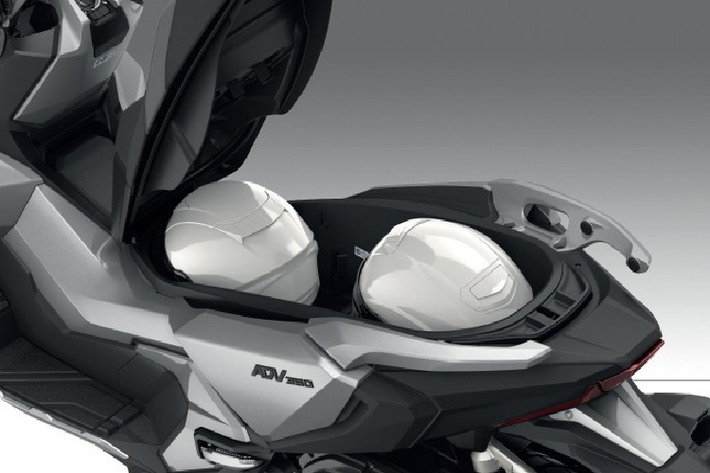 Về mặt trang bị, Honda ADV 350 được trang bị sẵn ốp chắn bảo vệ tay lái, hộc đồ trước tích hợp cổng sạc USB, hệ thống khóa thông minh Smart Key, cốp đồ dưới yên rộng đến 48 lít. Đồng hồ LCD của Honda ADV 350 còn được tích hợp tính năng kết nối điện thoại thông minh (Bản RoadSync).