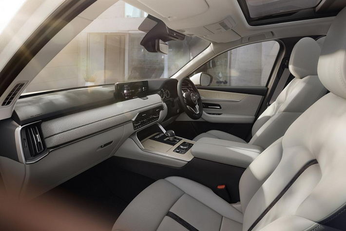 Khác với người anh em cùng thương hiệu, Mazda CX-60 2022 được phát triển dựa trên cơ sở gầm bệ Skyactiv Multi-Solution Scalable Architecture. Do đó, động cơ của mẫu crossover hạng trung này được đặt dọc ở phía trước thay vì nằm ngang và truyền động tới cầu sau. Ở thị trường Nhật Bản, Mazda CX-60 2022 có đến 4 tùy chọn động cơ. Đầu tiên là hệ truyền động plug-in hybrid (PHEV) tương tự xe ở châu Âu. CX-60 cũng là mẫu xe đầu tiên của Mazda được trang bị hệ truyền động PHEV.