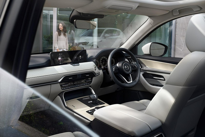 Hệ truyền động PHEV của Mazda CX-60 2022 bao gồm máy xăng Skyactiv-G 4 xi-lanh, hút khí tự nhiên, dung tích 2.5L, 1 mô-tơ điện, cụm pin lithium-ion và hệ dẫn động 4 bánh toàn thời gian i-Activ. Hệ truyền động này tạo ra công suất tổng cộng 319 mã lực tại tua máy 6.000 vòng/phút và mô-men xoắn cực đại 500 Nm tại tua máy 4.000 vòng/phút. Động cơ thứ hai của Mazda CX-60 2022 tại Nhật Bản là máy xăng SkyActiv-G 4 xi-lanh, dung tích 2.5L, sản sinh công suất tối đa 185 mã lực tại tua máy 6.000 vòng/phút và mô-men xoắn cực đại 250 Nm tại tua máy 3.000 vòng/phút. Đây cũng là động cơ hiện đang được dùng cho Mazda CX-5 tại thị trường Nhật Bản.