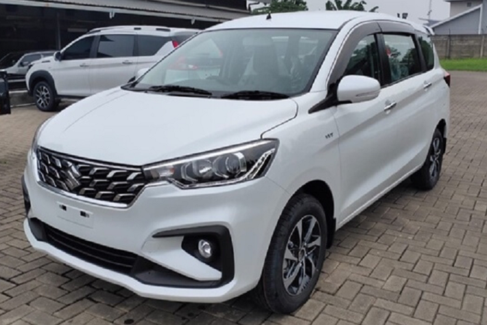 Nhờ đó, xe sở hữu công suất tối đa 104,7 mã lực tại tua máy 6.000 vòng/phút và mô-men xoắn cực đại 138 Nm tại tua máy 4.400 vòng/phút. Để tiết kiệm xăng hơn, xe còn có hệ thống tự động ngắt động cơ tạm thời (Idle Start/Stop) tiêu chuẩn. Suzuki Ertiga Sport Hybrid 2023 trong triển lãm PIMS dùng hộp số tự động 4 cấp.