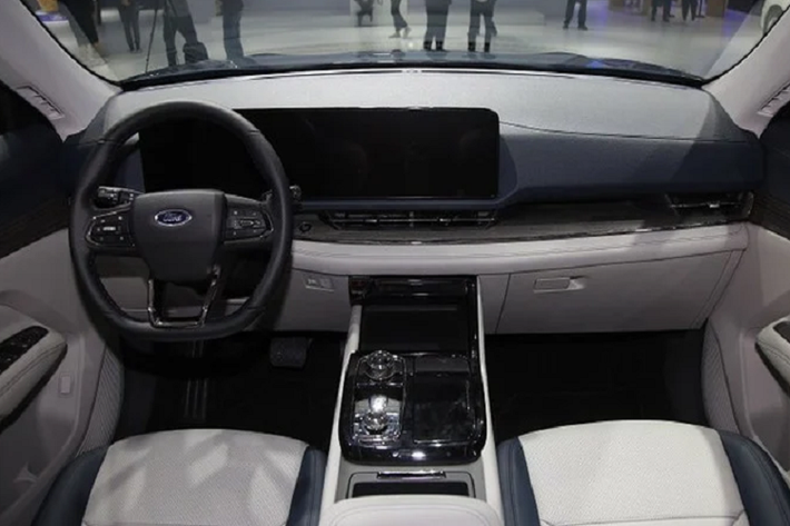 Tại Việt Nam, Ford Territory 2023 hứa hẹn sẽ có nhiều trang bị an toàn và hỗ trợ lái với nhiều tính năng như cảnh báo chệch làn đường, cảnh báo điểm mù, cảnh báo phương tiện cắt ngang khi lùi.