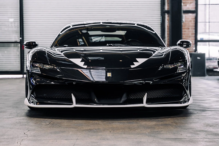 Khi nói đến các bộ bodykit dành cho siêu xe, có lẽ cái tên 1016 Industries vẫn còn khá mới mẻ. Thương hiệu này không ngừng đổi mới về công nghệ in 3D và sợi carbon, tạo nên những thiết kế độc đáo bằng cách kết hợp cả hai yếu tố và siêu xe Ferrari SF90 Stradale là sản phẩm độ kế tiếp của hãng.