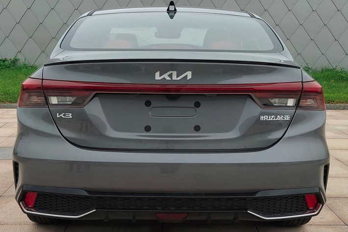 Cụ thể, Kia K3 2023 dành cho thị trường Trung Quốc được trang bị lưới tản nhiệt "mũi hổ" sơn màu đen bóng trên đầu xe. Lưới tản nhiệt này còn kéo dài sang hai bên và ôm lấy cụm đèn pha thay vì tách riêng như phiên bản cũ. Ngay cả cụm đèn pha của xe cũng được thay đổi thiết kế.