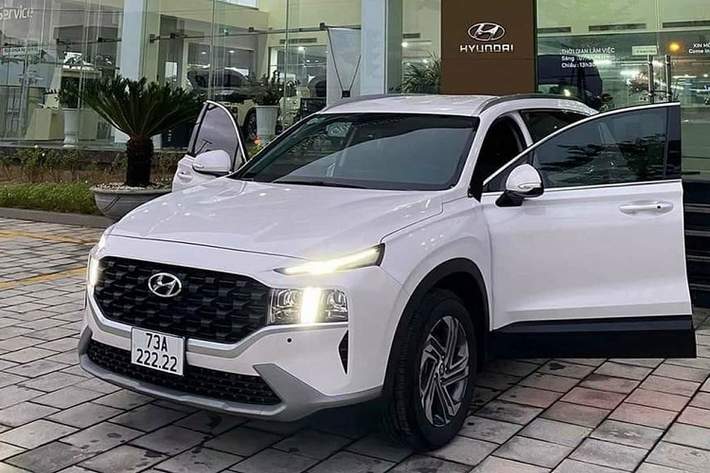 Hyundai SantaFe 2021 biển ngũ quý 2 Tháng 10/2021, một chủ xe ở Quảng Bình cũng gây chú ý cộng đồng mạng khi bốc trúng biển "73A - 222.22” cho chiếc Hyundai SantaFe 2021. Quan niệm của nhiều người Việt cho rằng, số 2 mang ý nghĩa tượng trưng cho sự mãi mãi, đặc biệt 5 số 2 lặp càng khiến cho biển số của chiếc xe trở nên có giá trị hơn. Những người sở hữu biển số số ngũ 2 sẽ gặp được may mắn, thuận lợi trong con đường công danh sự nghiệp và cuộc sống nên biển số này thường rất có giá trị.