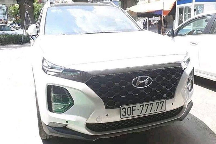 Hyundai SantaFe biển ngũ quý 7 Chiếc Hyundai SantaFe 2019 mang biển kiểm soát “30F- 777.77” bị bắt gặp khi đang dừng dỗ trên đường phố Hà Nội. Theo giới luận biển, số 7 là con số được tôn sùng, nó mang ý nghĩa to lớn, vĩ đại. Đặc biệt, người sở hữu dãy số ngũ quý 7 sẽ thăng tiến trên con đường công danh, có nhiều trợ thủ đắc lực và trung thành, quyền lực sẽ được giữ vững không bị ai xâm phạm.