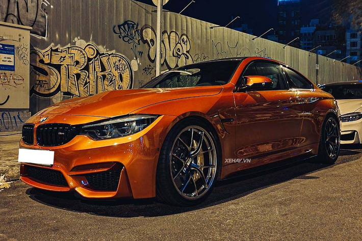 Di chuyển ra phía sau, BMW M4 Coupe có phần đuôi được thiết kế vuốt nhẹ ở phía trên cốp, cản va sau thiết kế lại thể thao hơn đi kèm là cặp ống xả kép nằm đối xứng 2 bên. Ống xả nguyên bản đã được chủ nhân thay bằng ống xả của Maisterschaft cho âm thanh động cơ uy lực hơn.