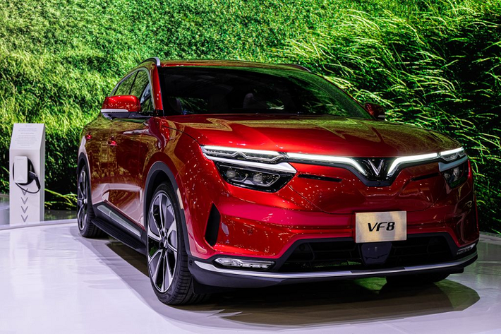 Trong khi mẫu xe ôtô điện hạng D - VinFast VF8 sẽ có giá bán từ 1,057 triệu đồng tại thị trường Việt Nam, chưa bao gồm gói hỗ trợ người lái ADAS và Smart Service (giá 132 triệu đồng). Nhìn chung giá xe VinFast VF9 và VF8 rất cạnh tranh với các đối thủ dùng động cơ đốt trong cùng phân khúc.