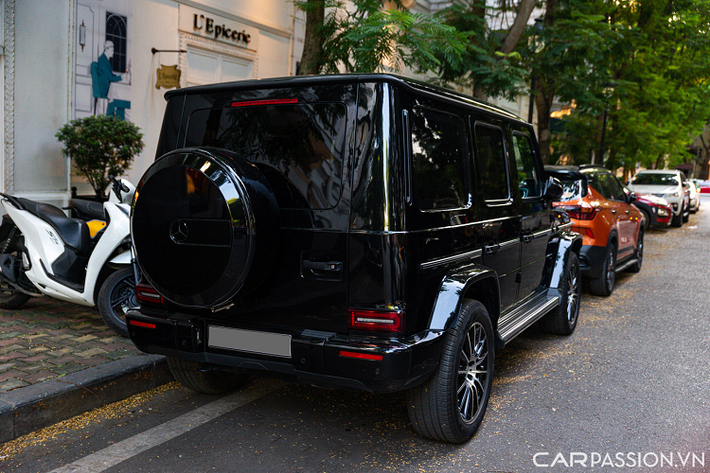 Tuy nhiên thời gian gần đây có sự xuất hiện của dòng xe Mercedes-Benz G350d tại Việt Nam. Dòng xe này mặc dù có ít trang bị hơn cùng trang bị máy dầu nhưng lại có ưu thế về giá thành khi rẻ hơn G63 tới vài tỷ đồng.