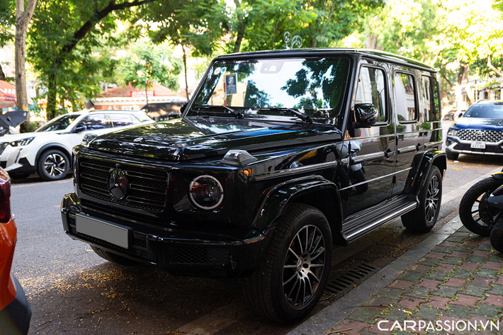Hiện tại ở thị trường Việt Nam, mức giá xe Mercedes-Benz G350d khoảng hơn 8 tỷ đồng và được nhập khẩu tư nhân, tuy nhiên chiếc xe này lại cực khi khác biệt khi sở hữu loạt trang bị đắt giá. Phiên bản G350d thông thường sẽ chỉ sở hữu những trang bị cơ bản, lốp sơ cua phía sau được bọc bạt da,...