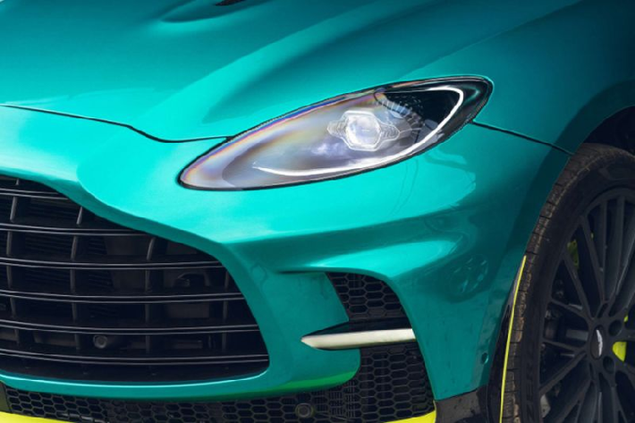 Aston Martin DBX707 đã hoàn thiện, có sẵn để đặt hàng thông qua dịch vụ đặt trước của công ty. Với mức giá xe Aston Martin DBX707 tham khảo là 232.000 USD (khoảng 5,25 tỷ đồng). Ngoài DBX707, hãng xe Anh Quốc cũng giới thiệu 2 mẫu hypercar là V12 Vantage và Valkyrie tại Lễ hội Tốc độ Goodwood.