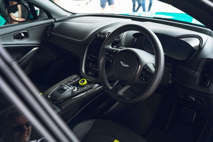 Aston Martin DBX707 còn được nâng cấp khung gầm để có động lực lái cao hơn. Danh sách các tinh chỉnh gồm có hệ thống treo khí nén ba buồng thích ứng mới, lò xo giảm xóc/hệ thống đánh lái/điện tử được tinh chỉnh lại.
