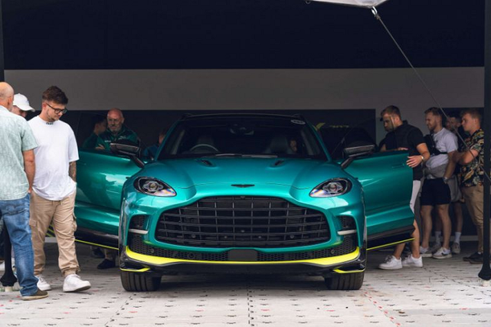 Aston Martin DBX707 2023 mới là mẫu SUV được phát triển dưới dạng phiên bản hiệu suất cao của DBX. Mẫu xe được giới thiệu hồi đầu tháng 2 năm nay và tại Lễ hội Tốc độ Goodwood vừa diễn ra, Aston Martin DBX707 lần đầu được ra mắt công chúng.