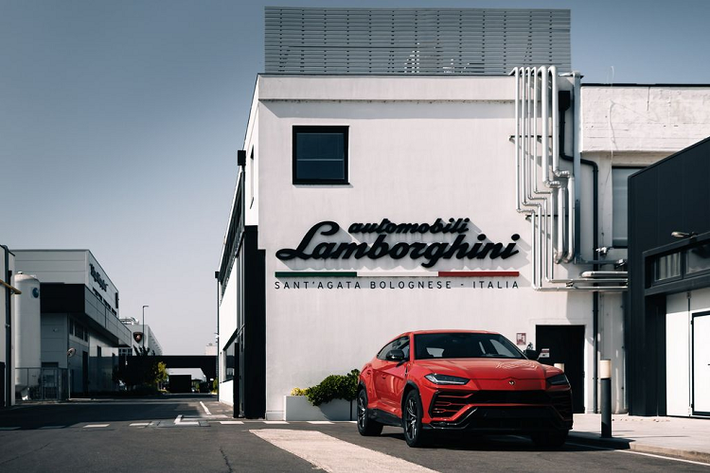 Bên cạnh việc công bố kết quả kinh doanh sau 6 tháng đầu năm, Lamborghini cũng tuyên bố sẽ cho ra mắt 3 sản phẩm mới trong giai đoạn cuối năm 2022, bắt đầu từ tháng 8 này. Nhà sản xuất xe Ý cho biết trong số 3 sản phẩm này sẽ có 2 chiếc liên quan đến gia đình Urus, chiếc còn lại là Huracan Sterrato.