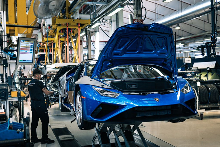 Thị trường lớn nhất của Lamborghini vẫn là khu vực EMEA (Châu Âu, Trung Đông, Châu Phi) với 41% tổng sản lượng, tiếp theo là Châu Mỹ với 34% và Châu Á - Thái Bình Dương với 25%. Xét theo quốc gia, Hoa Kỳ vẫn giữ vị trí đầu bảng (1.521 chiếc), tiếp theo là Trung Quốc (576 chiếc), Đức (468 chiếc), Anh (440 chiếc) và Trung Đông (282 chiếc).