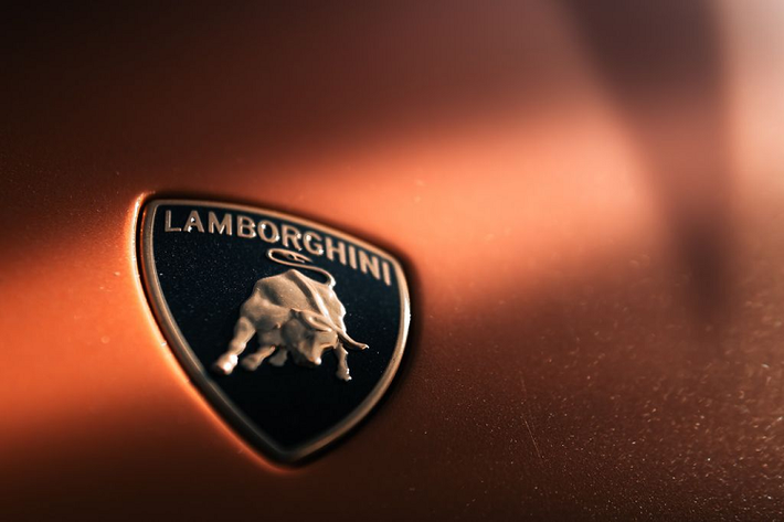 Trong đó, Lamborghini Huracan Sterrato đã được nhà sản xuất tung video nhá hàng trước đó, đây là phiên bản cải thiện khả năng off-road của dòng xe thể thao, nhờ khung thân mới cùng khoảng sáng gầm xe lớn hơn.