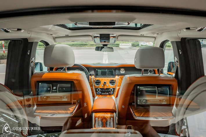 Khá thú vị là vào 2 năm trước, một chiếc SUV siêu sang Rolls-Royce Cullinan màu sơn Dark Emerald cũng đã được 1 người ở Mỹ chuyên nhập khẩu siêu xe về dải đất hình chữ S chia sẻ nhưng kể từ đó, không thấy chiếc xe này xuất hiện. Các trang bị của chiếc Rolls-Royce Cullinan khi đó giống hệt với mẫu xe Rolls-Royce Cullinan màu xanh lục bảo mới được đăng tải hình ảnh.