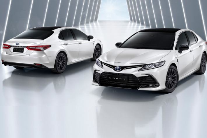 Nhân kỷ niệm 60 năm thành lập, Toyota Thái Lan đã quyết định tung ra phiên bản đặc biệt của hàng loạt mẫu xe. Ngoài Corolla Cross, còn có Toyota Camry 60th Anniversary 2022 mới được giới thiệu tại xứ sở chùa Vàng. Tương tự Corolla Cross 60th Anniversary, Toyota Camry phiên bản đặc biệt mới chỉ được thay đổi nhẹ trong thiết kế ngoại thất và nội thất.