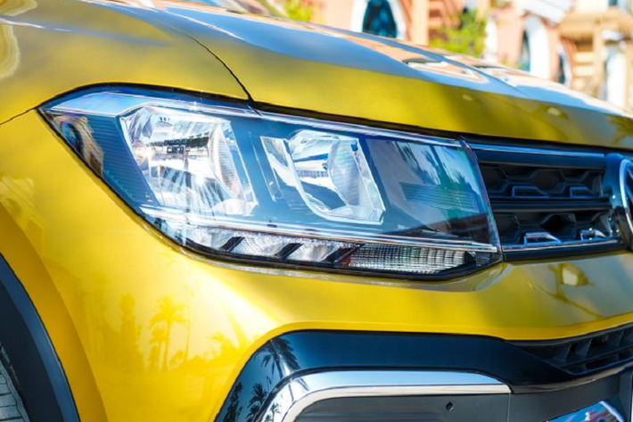 Thừa hưởng nhiều đường nét SUV từ “đàn anh” Tiguan Allspace và Teramont, Volkswagen T-Cross 2022 tại Việt Nam sở hữu thiết kế cứng cáp với lưới tản nhiệt có các họa tiết 3D, đèn chiếu sáng dạng LED vuông vắn, tích hợp đèn định vị cũng sử dụng công nghệ LED.