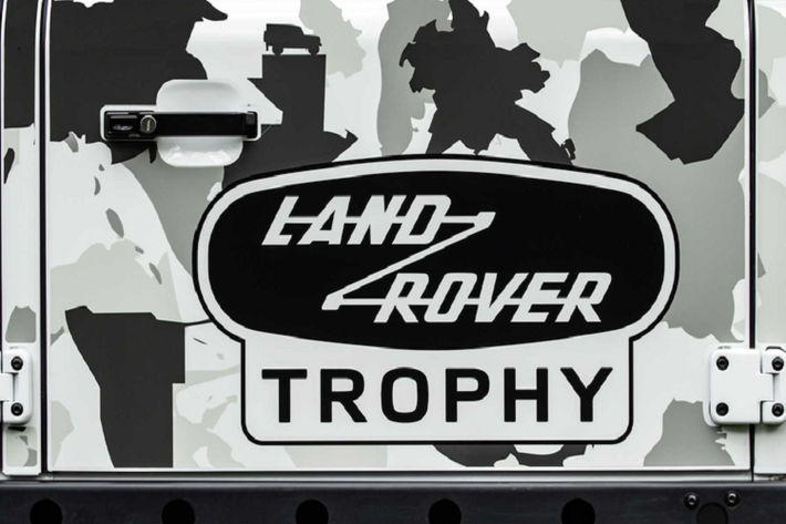 Cụ thể, mẫu xe SUV Land Rover Classic Defender Works V8 Trophy II 2023 được sơn màu trắng Fuji, kết hợp với các chi tiết màu đen tạo hiệu ứng camo, ngoài ra, xe còn có nóc xe và nắp ca-pô sơn đen, bộ mâm hợp kim Sawtooth 18 inch cũng được đen bóng.