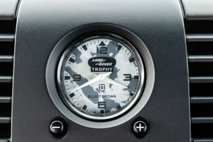 Ở bên trong, xe được trang bị ghế thể thao Recaro có hai tông màu được bọc da Windsor với đường chỉ khâu màu trắng, lẫy chuyển số cho hộp số tự động, hệ thống thông tin giải trí mới của Land Rover Classic và đồng hồ Elliot Brown độc đáo.