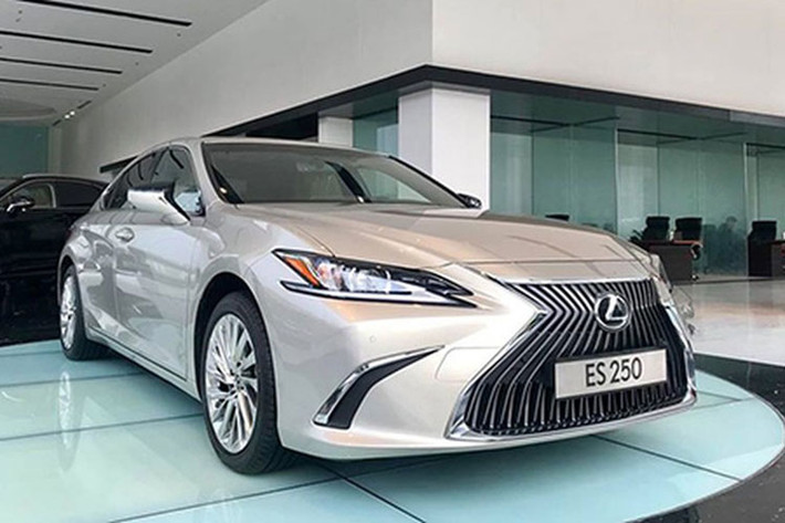Tuy nhiên, ông Fukuichi - Tổng giám đốc thương hiệu Lexus toàn cầu, quyết liệt cho rằng: “Lưới tản nhiệt hình con suốt (spindle grille) tạo ấn tượng mạnh ở thị trường xe mới nổi, như Trung Quốc chẳng hạn. Họ muốn trả nhiều hơn để sở hữu chiếc xe có thiết kế lạ, độc đáo,… so với những chiếc xe có thiết kế an toàn, nhàm chán”.