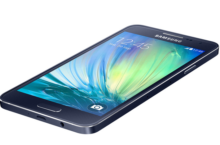 Thiết kế tổng thể của Galaxy A3 khá bắt mắt và vẫn có sự nam tính nhất định nhờ 4 góc máy vuông vắn nhưng không hề ‘thô’ do được bo tròn nhẹ. Galaxy A3 còn ghi điểm bởi độ mỏng chỉ 6.9 mm và cân nặng 110g, rõ ràng là rất gọn nhẹ và mỏng manh, việc cầm nắm và sử dụng máy sẽ dễ chịu hơn.