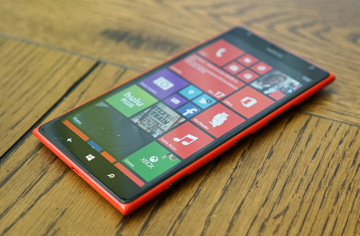 Lumia 1520 được gia cố bằng chất liệu nhựa polycarbonate quen thuộc. Với số đo ba vòng mà máy đạt được là 162.8 x 85.4 x 8.7 mm, thì có vẻ thân hình của máy khá mảnh mai, nhưng không kém phần mạnh mẽ và đầy tinh tế. Độ “sexy” và trọng lượng nhẹ chỉ 209g đã làm cho hai tiền bối Lumia 920 và 820 phải ghen tị.