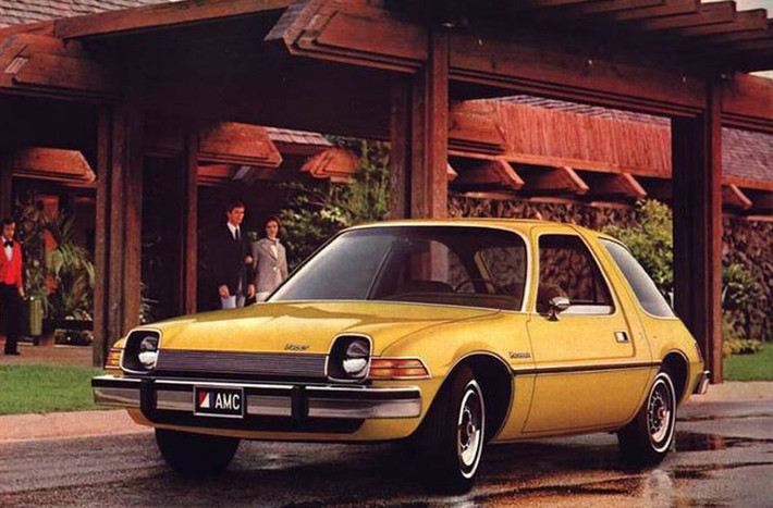 Cũng như các thiết bị gia dụng màu trái bơ khác, AMC Pacer cũng được xem là có vấn đề trong “gu” thiết kế, mặc dù hãng AMC hi vọng Pacer sẽ khuấy động làn sóng thiết kế xe hơi mới. Ngược lại, chiếc xe này bị chế giễu là không khác gì cái bình nuôi cá. Còn nữa, thiết kế cửa bất đối xứng, cửa phải dài hơn cửa trái giúp người dùng trèo ra phía sau dễ dàng hơn nhưng đồ đạc trữ trong xe đổ hết ra ngoài khi cửa phải mở ra nếu khách hàng sử dụng chiếc xe như xe wagon. Khi chuyển đổi vị trí tài cho những thị trường tay lái nghịch, cửa phải trở thành sai vị trí.