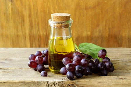 Tinh dầu hạt nho, bạc hà. Nếu bạn có làn da nhờn, ngày nào cũng phải dùng giấy thấm dầu cũng không nên lo lắng không dùng được các loại dầu. Tinh dầu hạt nho hoặc bạc hà có thể giúp điều tiết da sản xuất dầu. Hơn nữa, loại dầu này có chất chống oxy hóa làm cho da sáng hơn.