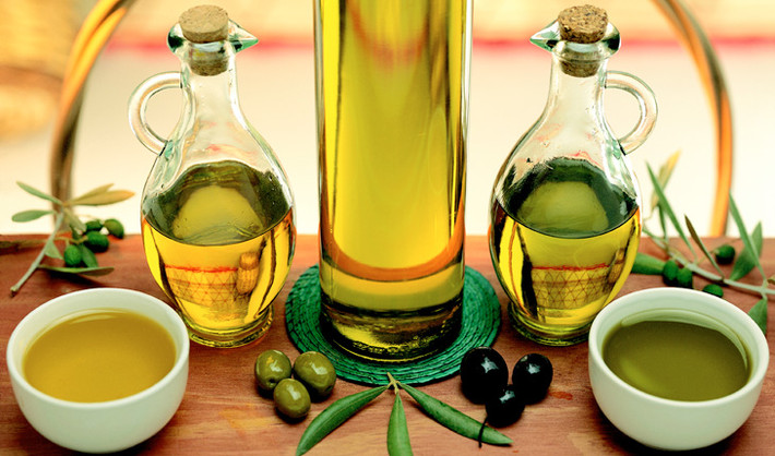 Dầu ô liu. Trong dầu ô liu có chất polyphenol có tác dụng diệt khuẩn, làm chậm quá trình lão hóa. Bạn có thể bôi dầu ô liu trực tiếp vào vùng da bị mụn để giảm bớt sẹo hay vùng da quá nhờn để hạn chế mụn trứng cá. Hãy dùng dầu ô liu nguyên chất olive extra virgin để có hiệu quả tối ưu nhất.
