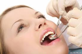 2. Dùng lưỡi cảm nhận mỗi chiếc răng, kiểm tra xem có bị lỗ hỏng, mảnh vỡ nào không.