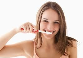 3. Đứng trước gương há rộng miệng, kiểm tra xem răng có bị sâu, đốm đen, cao răng hay không.