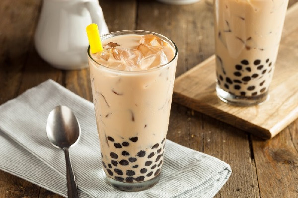 Trà sữa, đồ uống có ga. Đồ uống có ga bị xếp vào loại đồ ăn vặt cực hại cho trẻ bởi chúng chứa lượng lớn axit photphoric. Loại axit này làm giảm khả năng hấp thụ canxi. Bên cạnh đó, chúng còn làm tăng nguy cơ mắc các bệnh răng miệng, đặc biệt là sâu răng.