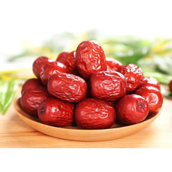 Nếu trẻ đam mê ăn vặt, cha mẹ nên chọn các thực phẩm nguồn gốc từ rau củ và trái cây như nho khô, xoài sấy, táo sấy, chà là đỏ... Bằng cách này, trẻ vừa thỏa mãn nhu cầu ăn uống vừa tiếp thu được lượng vitamin, khoáng chất và chất xơ có lợi cho quá trình tăng trưởng.