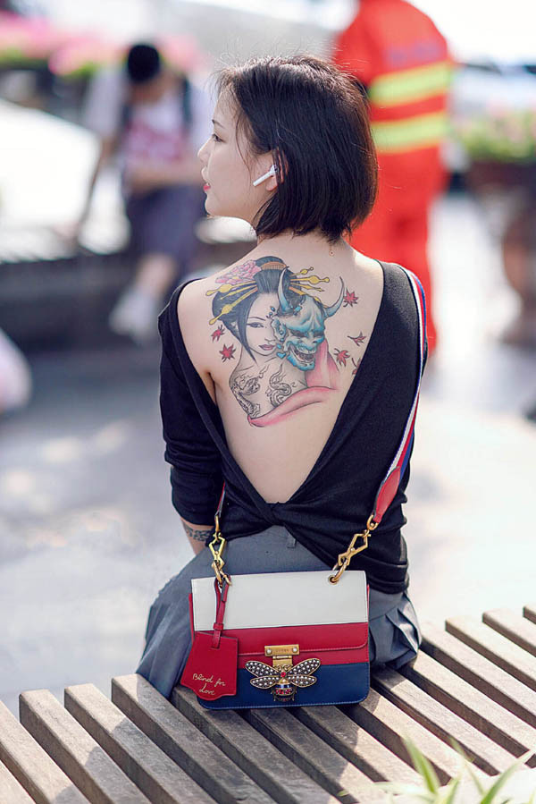 Được biết, Zi Ān có niềm đam mê mãnh liệt với các hình xăm. Cô sở hữu nhiều tác phẩm nghệ thuật song ý nghĩa nhất là hình Geisha bên vai áo thể hiện vẻ ma mị, cuốn hút, đầy nổi loạn giống tính cách của cô stylist trẻ.