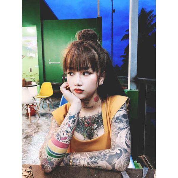 Tuy nhiên, để khoe hình xăm một cách khéo léo, chị em nên chọn trang phục phù hợp. Thay vì hở bạo phô diễn cơ thể, bạn gái nên tiết chế khoảng hở sẽ tốt hơn. Ảnh: Internet.