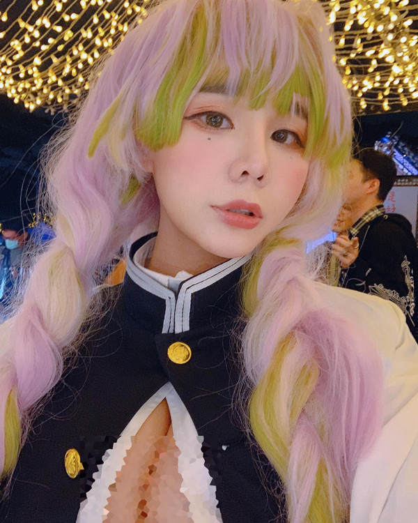 Body nóng bỏng, lại chịu khó ăn mặc gợi cảm nên dù không hoạt động trong showbiz nhưng Janie thường xuyên được các nhãn hiệu bikini, game mời chụp quảng cáo, làm gương mặt đại diện.