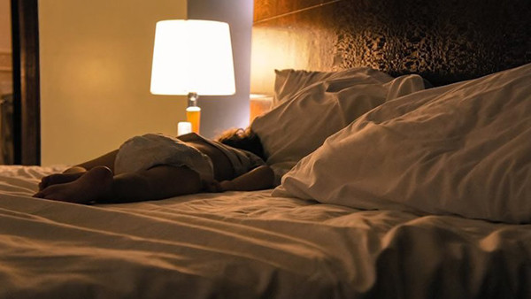 Việc bật đèn khi ngủ sẽ khiến vỏ não hưng phấn, khó đi vào trạng thái ngủ chất lượng. Bên cạnh đó, ánh sáng cũng ảnh hưởng tiêu cực đến nồng độ hormone do não tiết ra. Duy trì trong thời gian dài, ánh sáng từ đèn có thể khiến cơ thể ngừng tiết hormone tăng trưởng.