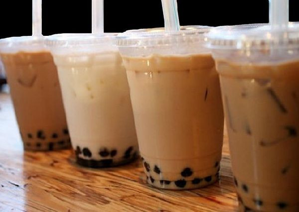 Vậy nhưng, trong số 40 mẫu thử trà do Hội người Tiêu dùng Phúc Châu (Trung Quốc), có 4 loại trà sữa không đạt chuẩn. Thay vì dùng sữa, người bán tận dụng một loại bơ thực vật chứa axit béo chuyển hóa. Axit béo chuyển hóa có liên quan trực tiếp đến các bệnh tim mạch. Ăn quá nhiều có thể dẫn đến tăng mức cholesterol trong máu. Ảnh: Internet.