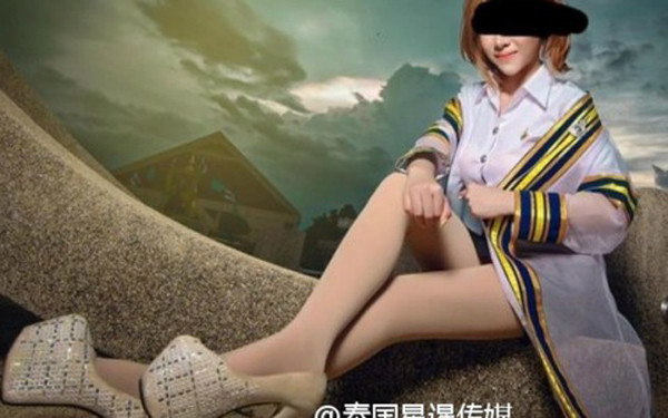 Bên cạnh những người "ném đá" vì phản cảm, nhiều người cũng đoán rằng cô gái trong loạt ảnh gây sốc trên có thể không phải là nữ sinh. Vì muốn gây sự chú ý và được cộng đồng biết đến, cô gái đã mượn chiếc áo cử nhân để làm phục trang trong những góc ảnh nóng bỏng.