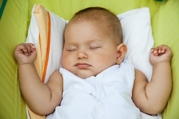Mặt khác, gối có thể được làm từ thành phần không thân thiện với trẻ như lông vũ, lông tơ gây dị ứng nặng ở một số trường hợp.