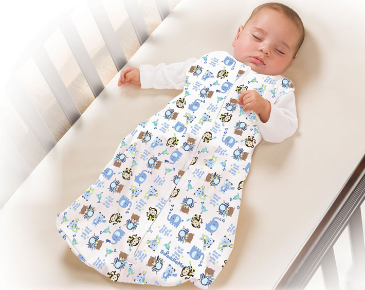 Vào mùa đông, nếu muốn giữ ấm cho trẻ bố mẹ nên dùng bộ đồ bodysuit, túi ngủ để thay thế. Chúng vừa giúp giữ ấm, vừa tránh được tình trạng trẻ đạp chăn.