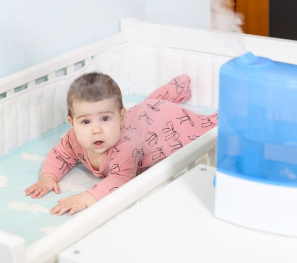 Máy tạo độ ẩm. Máy tạo độ ẩm có tác dụng làm ẩm không khí theo hướng có lợi cho hô hấp, làn da của trẻ. Dù vậy, sử dụng không đúng cách thiết bị này có thể gây ra vấn đề sức khỏe. Trong số đó, phổ biến nhất là tình trạng ẩm ướt quá mức, kích thích nấm mốc sinh sôi.