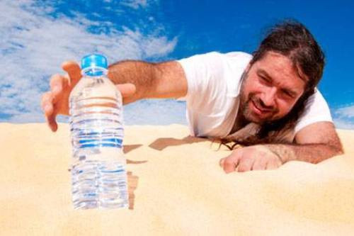 Sai lầm khi uống nước - Đợi khát mới uống. Ngoài việc tiểu tiện, hô hấp, bài tiết mồ hôi, thoát nước qua da cũng khiến lượng nước trong cơ thể hao hụt. Để duy trì trạng thái tốt nhất, bạn nên thường xuyên bổ sung nước trong ngày. Đợi khát mới uống chứng tỏ cơ thể rõ ràng đã thiếu nước. Duy trì tình trạng này lâu ngày có thể khiến độc tố tích tụ, ảnh hưởng tiêu cực đến chức năng gan, thận và hệ tiêu hóa.