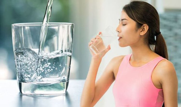 Uống nhiều nước khi khát. Uống nhiều nước khi khát sẽ mang lại cho bạn cảm giác hưng phấn nhất thời. Thế nhưng, lượng nước này sẽ nhanh chóng tích tụ tại dạ dày, ruột khiến bạn cảm thấy nặng bụng, căng tức ảnh hưởng đến hoạt động cơ hoành.