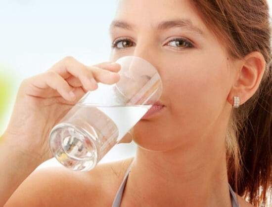 Đáng nói, uống quá nhiều nước khi khát còn khiến lượng muối trong cơ thể mất cân bằng. Không ít người đối diện tình trạng đau đường tiêu hóa, thậm chí gây nguy hiểm tính mạng.