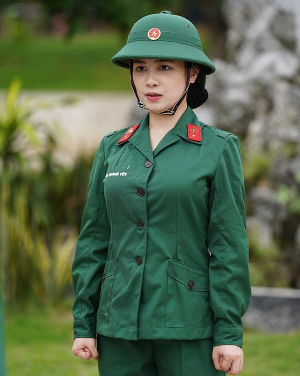 Xuất hiện trong gameshow Sao Nhập Ngũ 2020 phiên bản Nữ chiến binh, ca sĩ Dương Hoàng Yến gây ấn tượng bởi sự nghiêm túc, mặt mộc đỉnh cao.